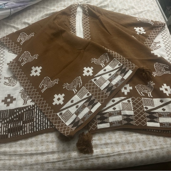 Peruvian Alpaca Brown and White Patterned open Poncho with Tassels. Reversible. - Picture 2 of 9